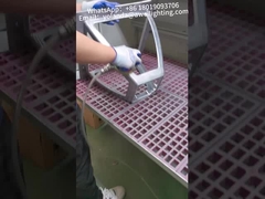 محفظه لامپ باغ آلومینیومی در کارگاه تولید در حال پولیش است.